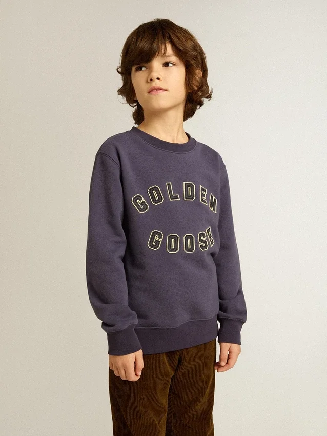 Blåviolett sweatshirt med text från golden goose på framsidan