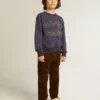Blåviolett sweatshirt med text från golden goose på framsidan