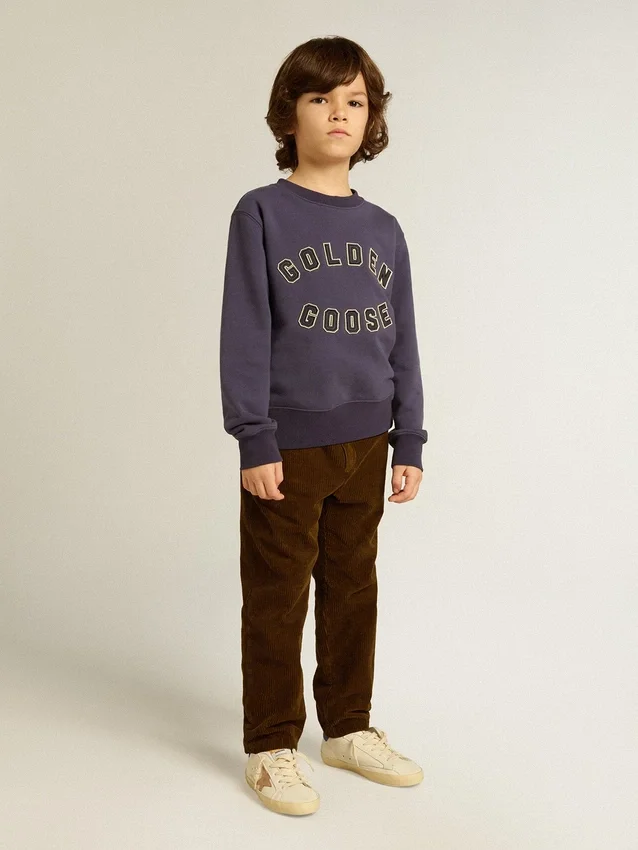 Blåviolett sweatshirt med text från golden goose på framsidan