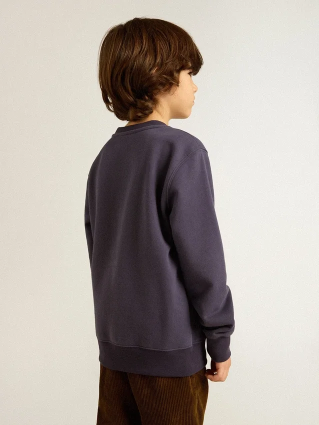 Blåviolett sweatshirt med text från golden goose på framsidan