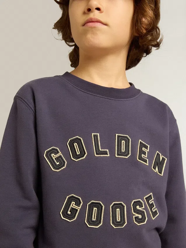 Blåviolett sweatshirt med text från golden goose på framsidan