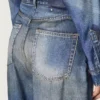 Boyfriend-jeans för damer i blå denim med arkivtryck