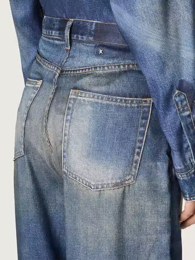 Boyfriend-jeans för damer i blå denim med arkivtryck