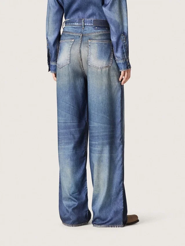 Boyfriend-jeans för damer i blå denim med arkivtryck