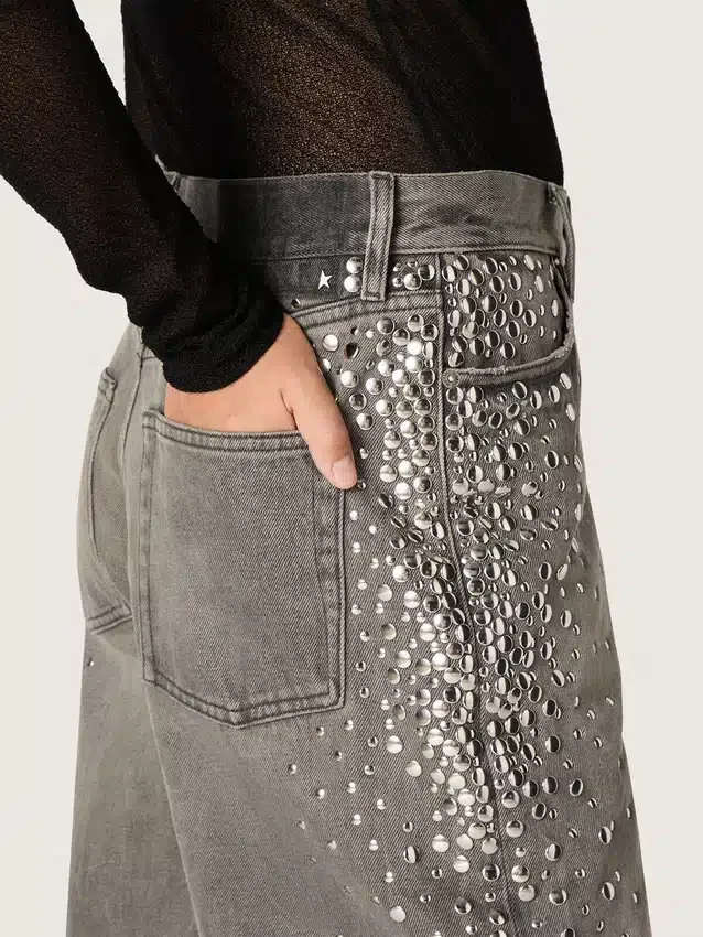 Boyfriend-jeans för damer i grå denim med silverfärgade nitar med gradient-effekt