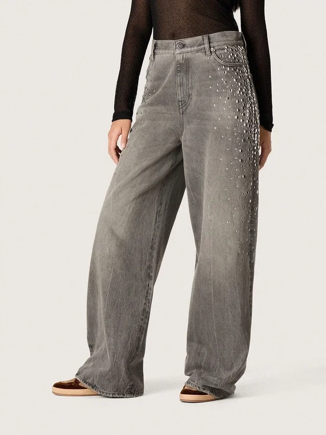 Boyfriend-jeans för damer i grå denim med silverfärgade nitar med gradient-effekt