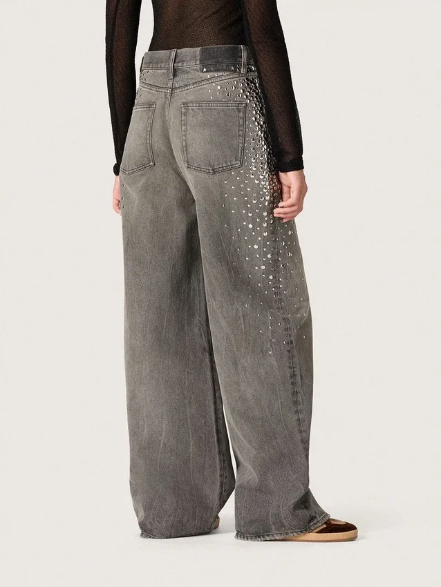Boyfriend-jeans för damer i grå denim med silverfärgade nitar med gradient-effekt