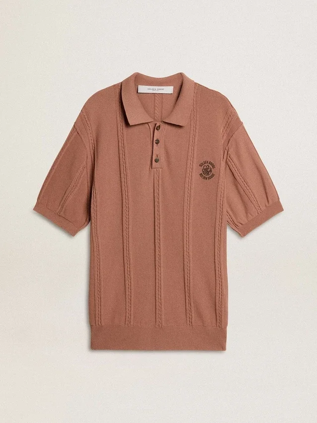 Brickfärgad polotröja för herr med broderad logotyp.
