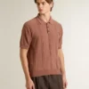 Brickfärgad polotröja för herr med broderad logotyp.