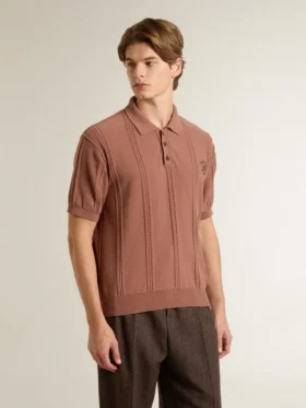 Brickfärgad polotröja för herr med broderad logotyp.
