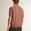 Brickfärgad polotröja för herr med broderad logotyp.