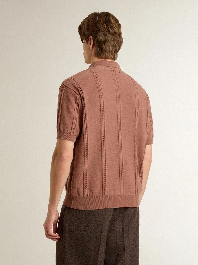 Brickfärgad polotröja för herr med broderad logotyp.