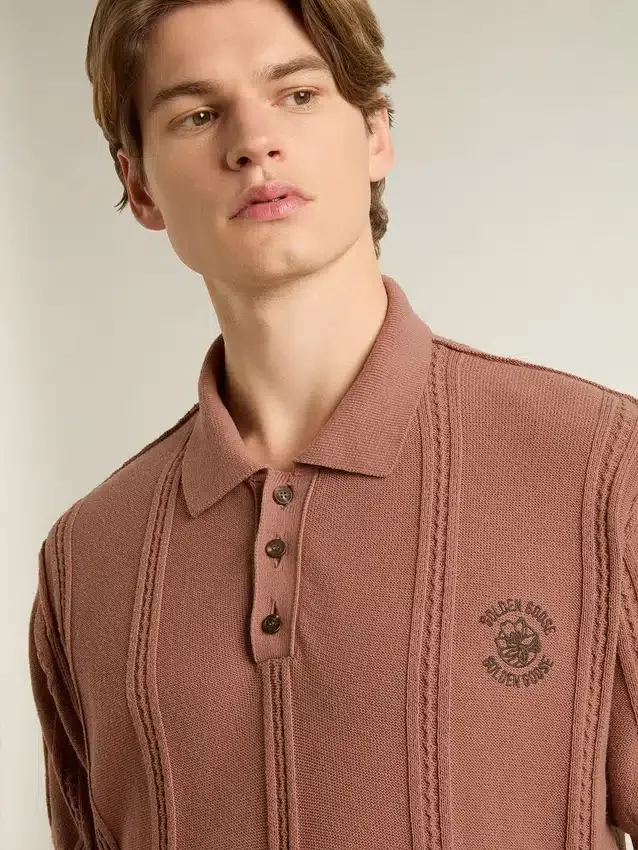 Brickfärgad polotröja för herr med broderad logotyp.