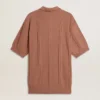 Brickfärgad polotröja för herr med broderad logotyp.