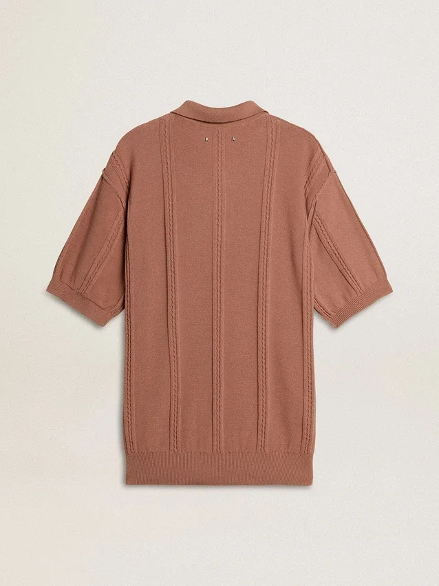 Brickfärgad polotröja för herr med broderad logotyp.