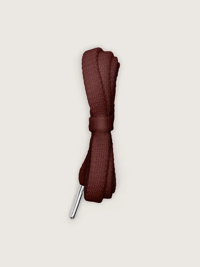 Burgundy LTD-skosnören med broderade hjärtan och kontrastlogotyp