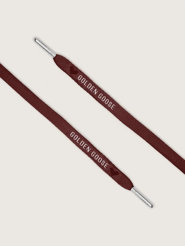 Burgundy LTD-skosnören med broderade hjärtan och kontrastlogotyp