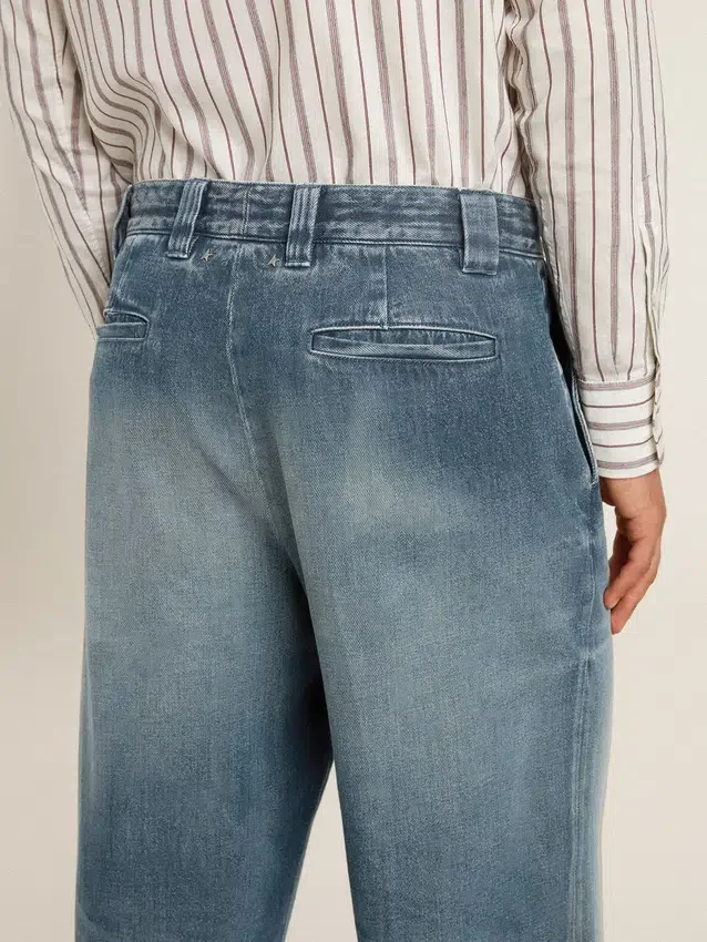 Chinobyxor i denim för herr med slitna detaljer