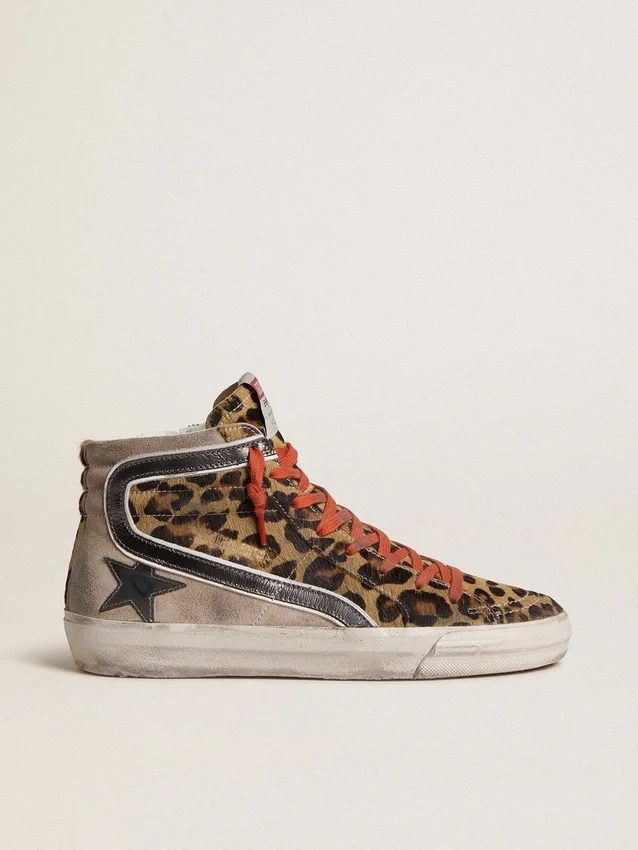 Dam-slide LTD i ponnyskinn med leopardmönster, metallisk läderstjärna och glans