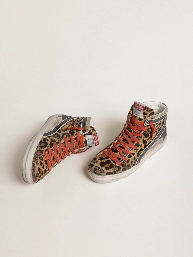 Dam-slide LTD i ponnyskinn med leopardmönster, metallisk läderstjärna och glans