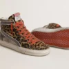 Dam-slide LTD i ponnyskinn med leopardmönster, metallisk läderstjärna och glans