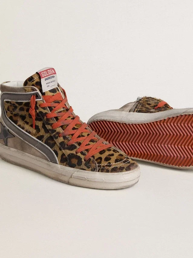 Dam-slide LTD i ponnyskinn med leopardmönster, metallisk läderstjärna och glans