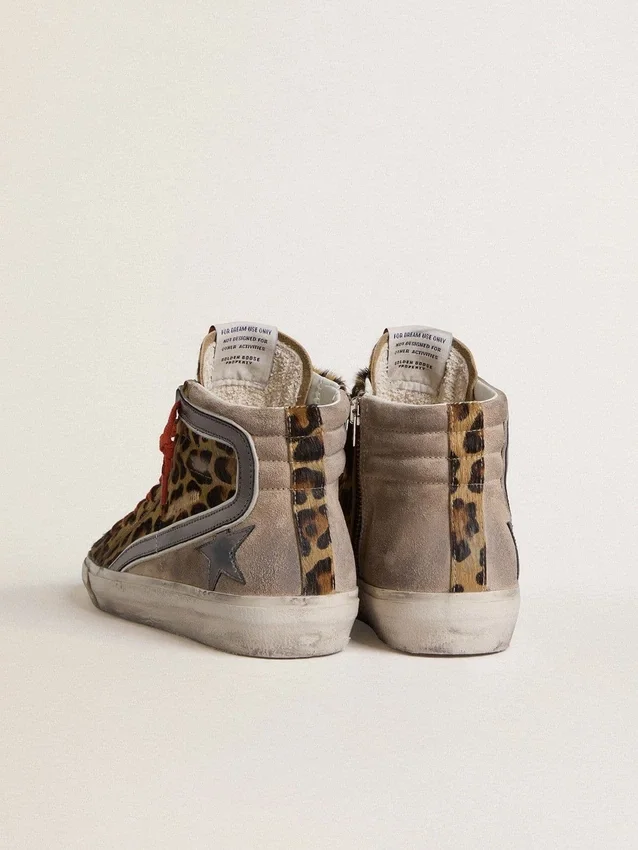 Dam-slide LTD i ponnyskinn med leopardmönster, metallisk läderstjärna och glans