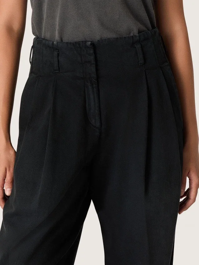 Dambyxor i svart bomullsdenim med sliten look