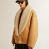 Damjacka i fårskinn med bred krage i shearling