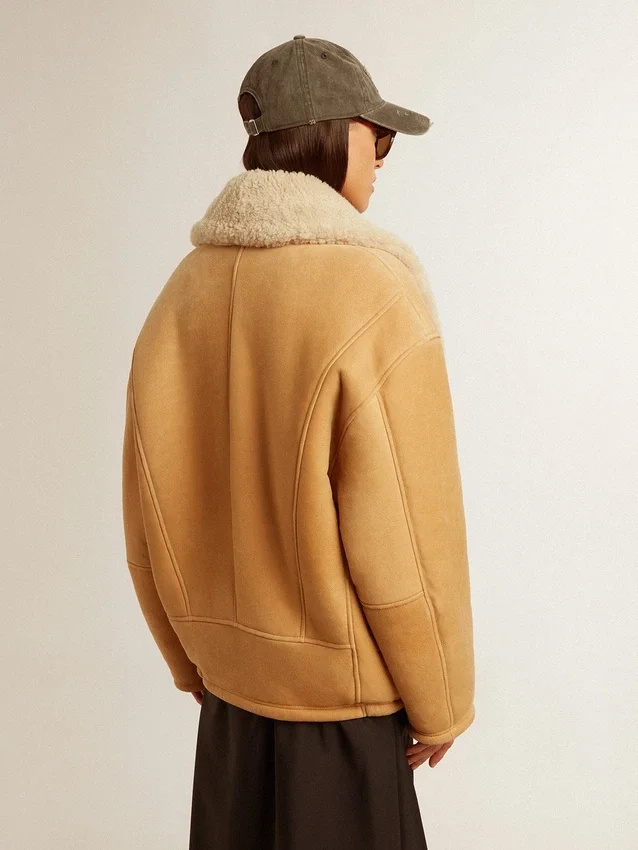 Damjacka i fårskinn med bred krage i shearling