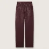 Damjeans i burgundyfärgad denim med kristaller i ton-i-ton-effekt