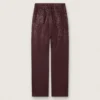 Damjeans i burgundyfärgad denim med kristaller i ton-i-ton-effekt