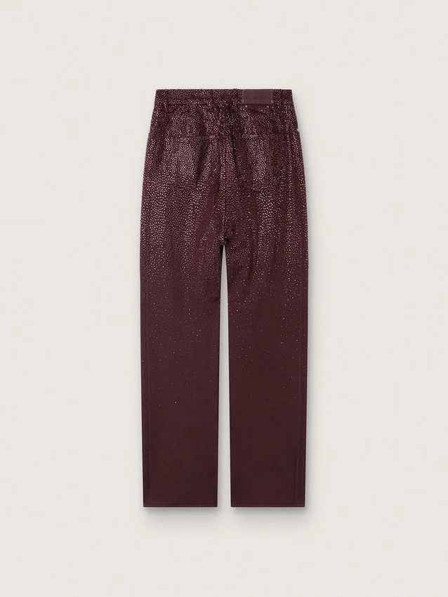 Damjeans i burgundyfärgad denim med kristaller i ton-i-ton-effekt
