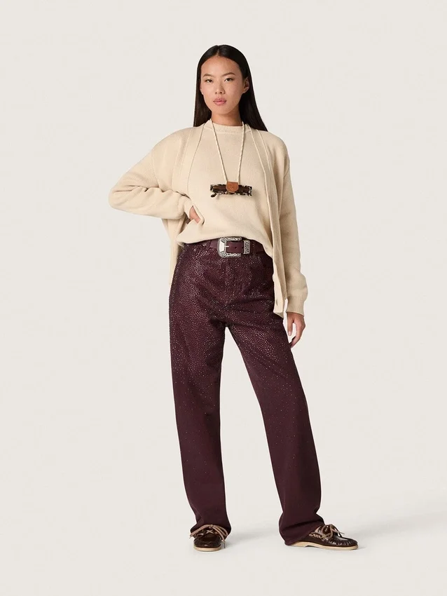 Damjeans i burgundyfärgad denim med kristaller i ton-i-ton-effekt