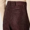 Damjeans i burgundyfärgad denim med kristaller i ton-i-ton-effekt