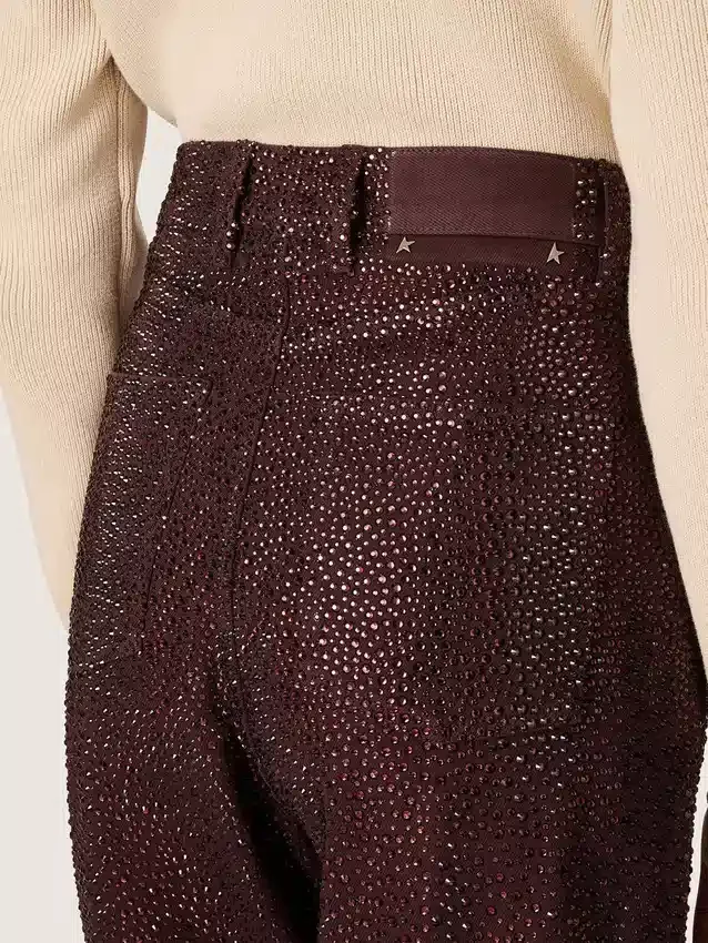 Damjeans i burgundyfärgad denim med kristaller i ton-i-ton-effekt