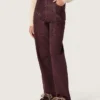 Damjeans i burgundyfärgad denim med kristaller i ton-i-ton-effekt