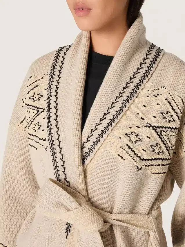 Damkofta med bälten i beige ullblandning med kontrastbroderi
