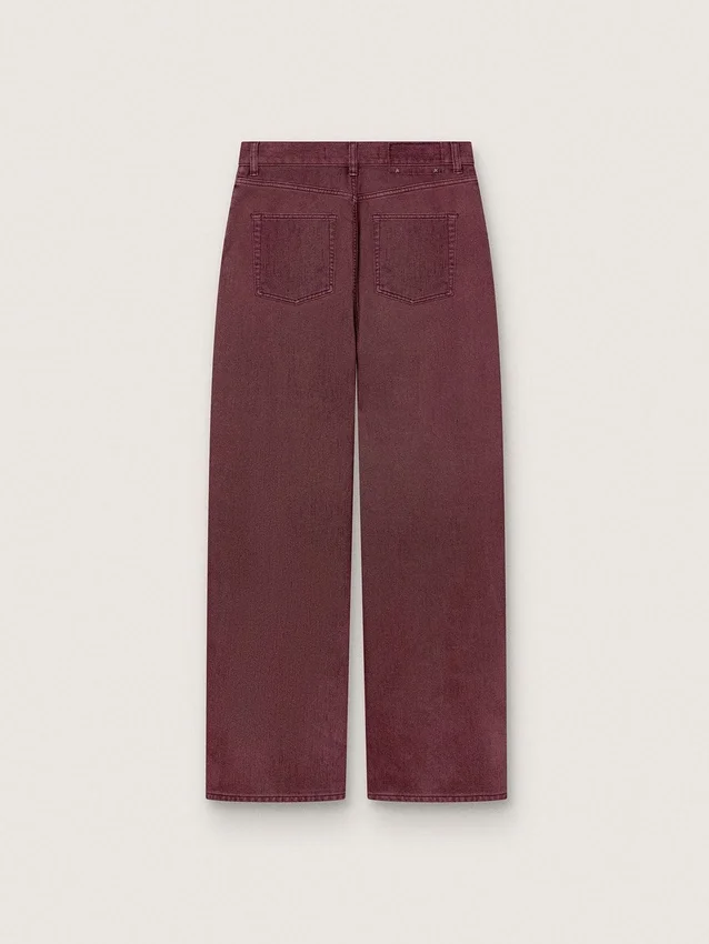 Dammjeans i vinröd denim