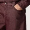 Dammjeans i vinröd denim