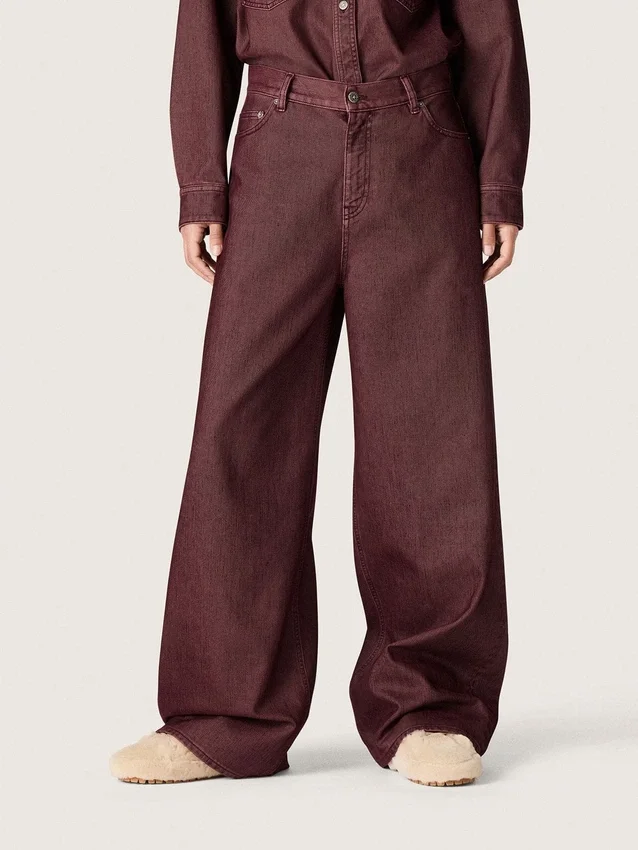 Dammjeans i vinröd denim