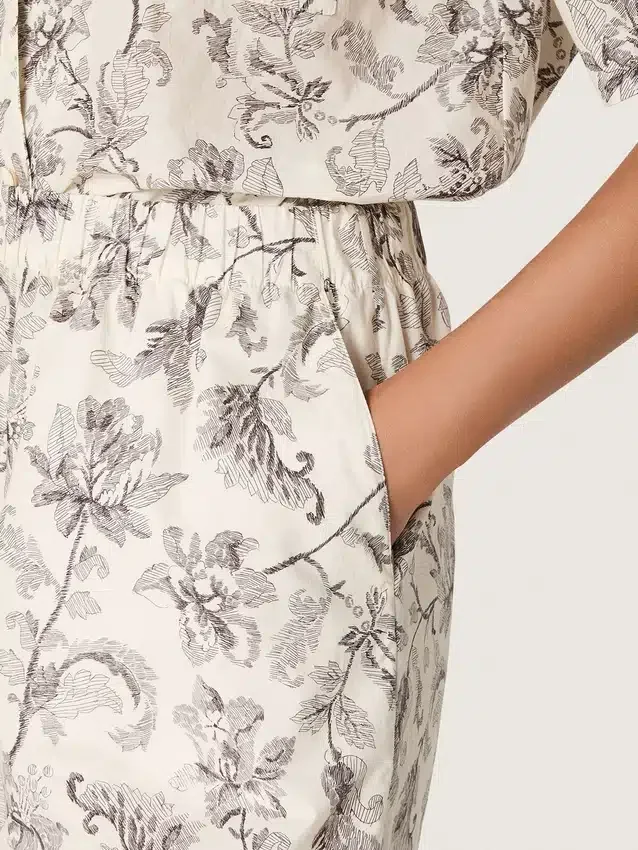 Damshorts i svart och vit bomullspoplin med blommönster
