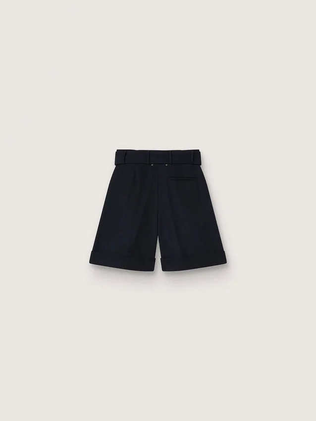 Damshorts i svart ullgabardin med midjebälte