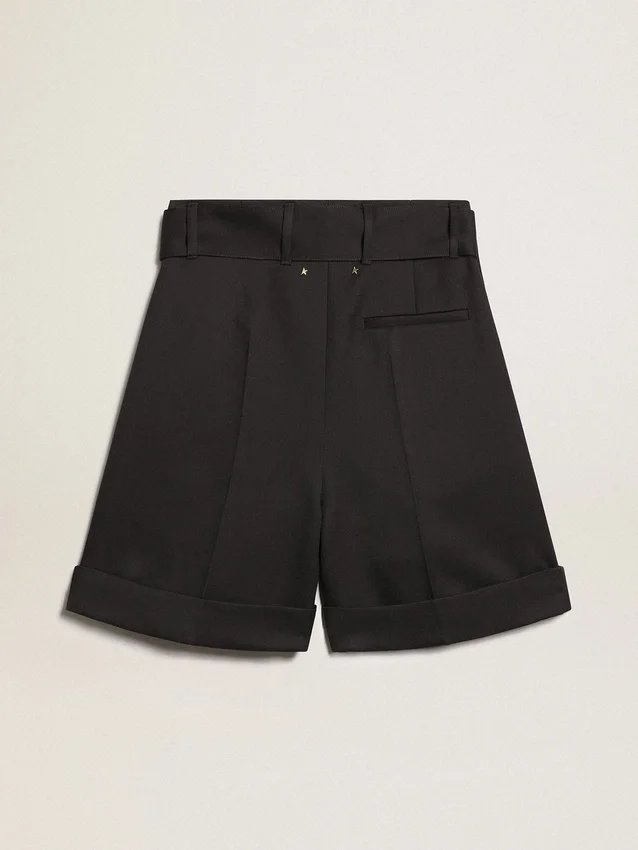 Damshorts i svart ullgabardin med midjebälte