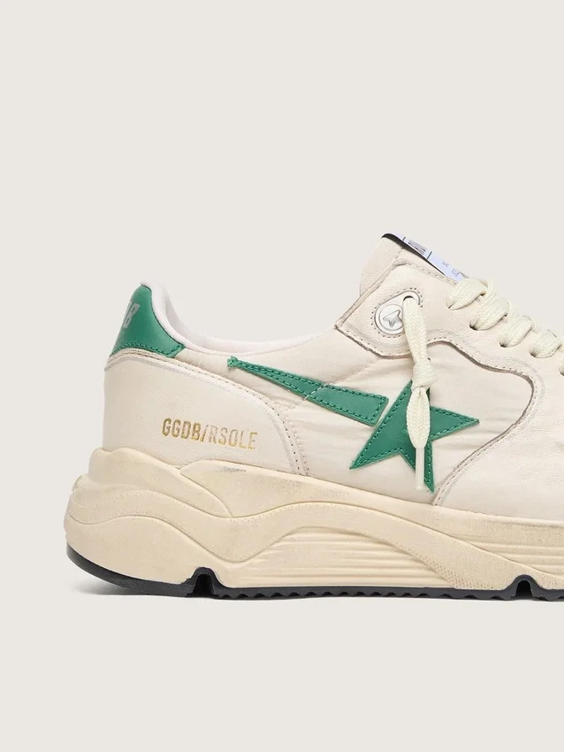 Damskor med Running Sole i krämfärgat nylon och läder med grön läderstjärna