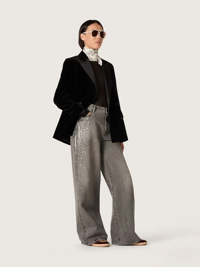Boyfriend-jeans för damer i grå denim med silverfärgade nitar med gradient-effekt