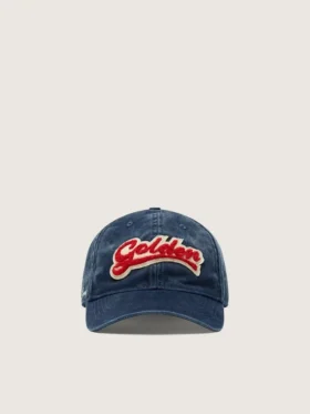 Denimblu baseballkeps med röd och vit frotté-patch med texten ”Golden”