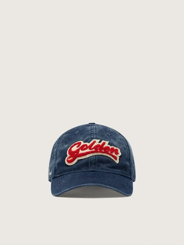 Denimblu baseballkeps med röd och vit frotté-patch med texten ”Golden”