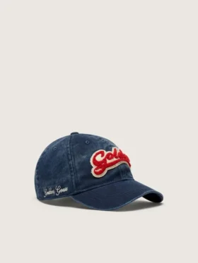 Denimblu baseballkeps med röd och vit frotté-patch med texten ”Golden”