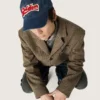 Denimblu baseballkeps med röd och vit frotté-patch med texten ”Golden”